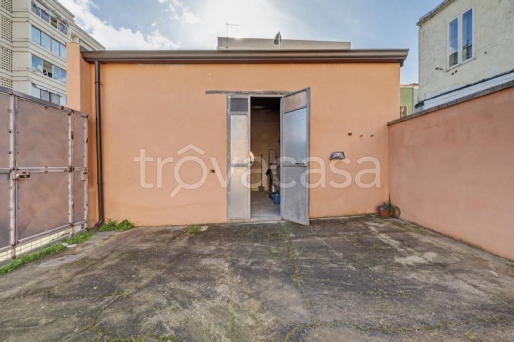 locale commerciale in vendita a Cagliari in zona Tuvixeddu/Tuvumannu