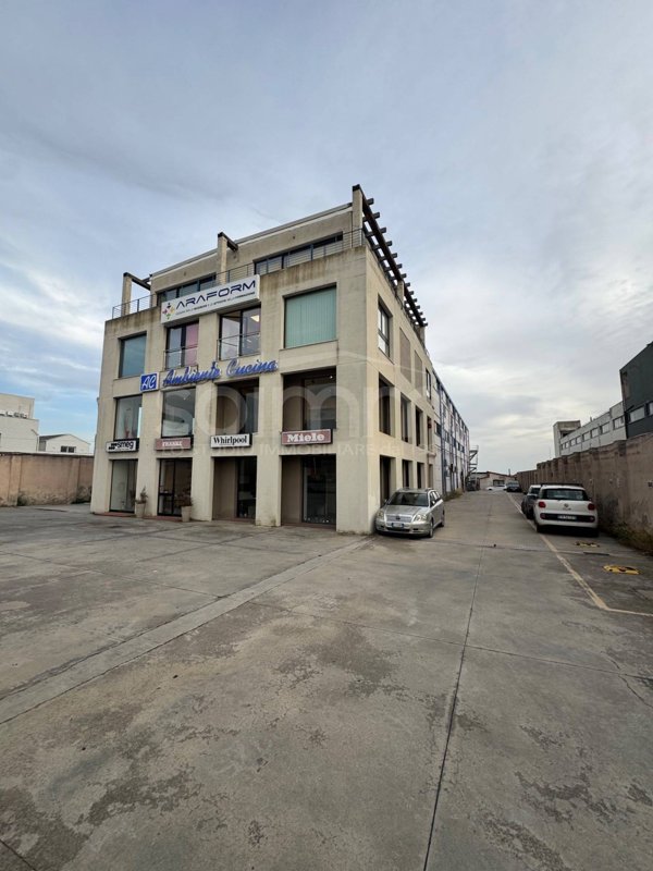 locale commerciale in vendita a Cagliari