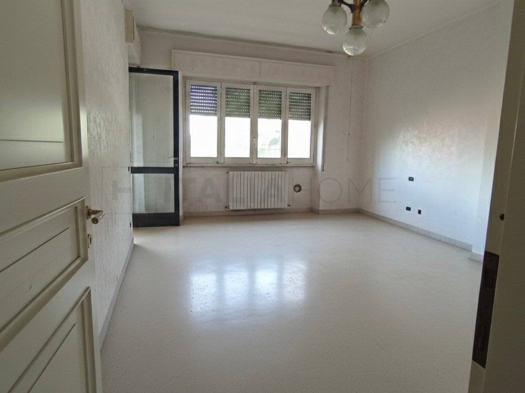 negozio in vendita a Cagliari in zona Pirri