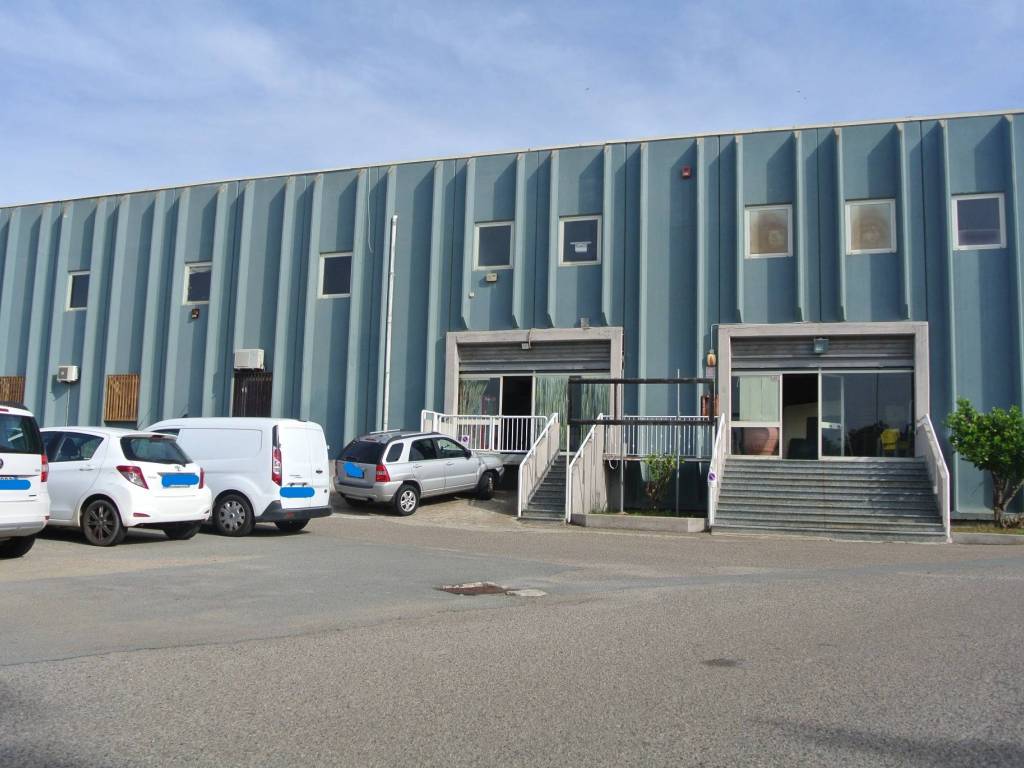 locale commerciale in vendita a Cagliari in zona Is Mirrionis/San Michele