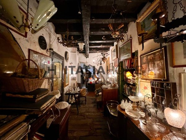 negozio in vendita a Cagliari in zona Stampace/Punici