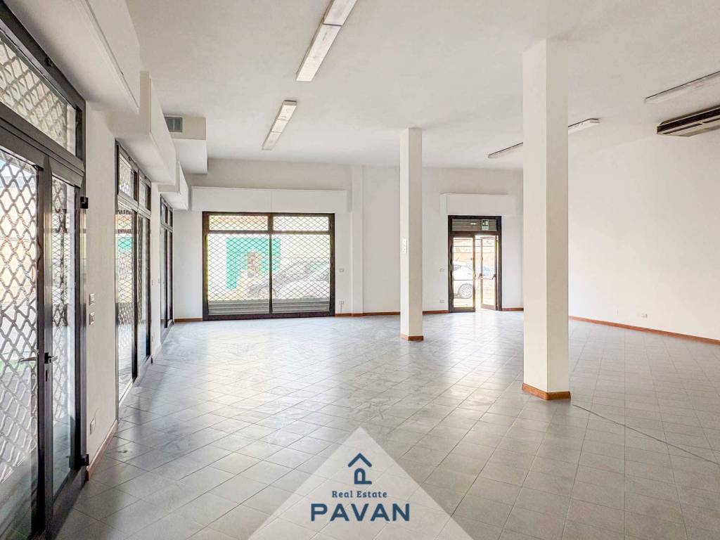 negozio in vendita a Cagliari in zona Pirri