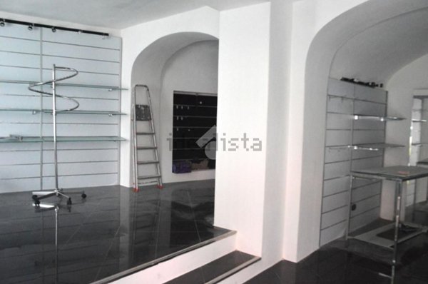 negozio in vendita a Cagliari in zona Villanova