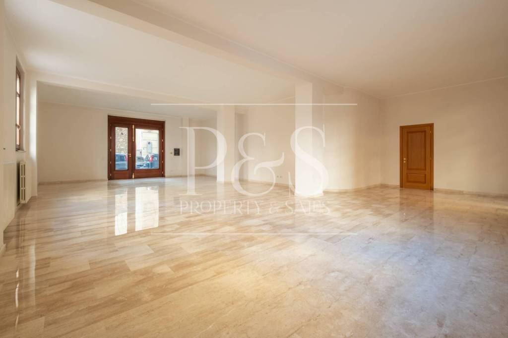 negozio in vendita a Cagliari in zona Marina