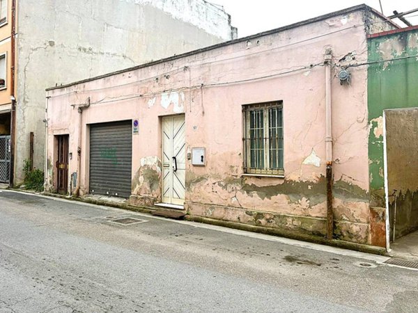 casa indipendente in vendita a Cagliari in zona Pirri