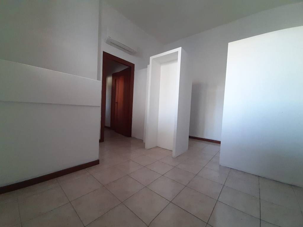 negozio in vendita a Cagliari in zona Pirri