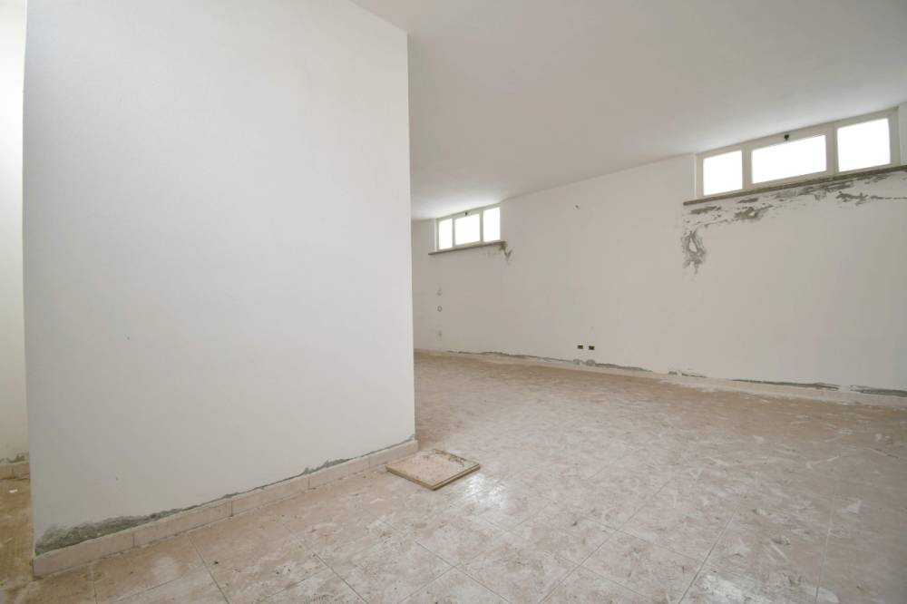 locale commerciale in vendita a Cagliari in zona Pirri