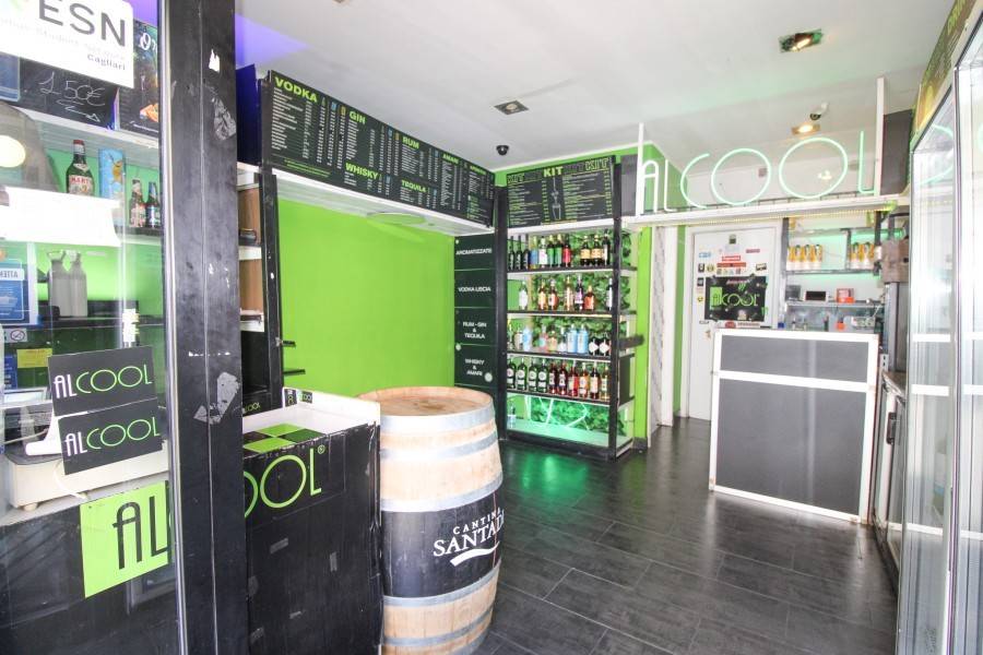 negozio in vendita a Cagliari in zona Marina