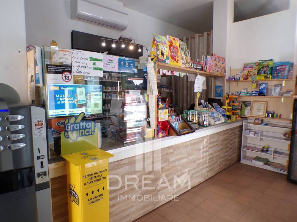 negozio in vendita a Cagliari in zona Pirri