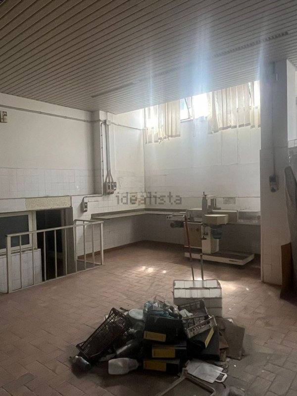 locale commerciale in vendita a Cagliari in zona La Vega