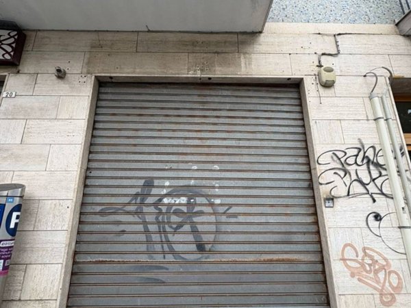 negozio in vendita a Cagliari in zona Genneruxi