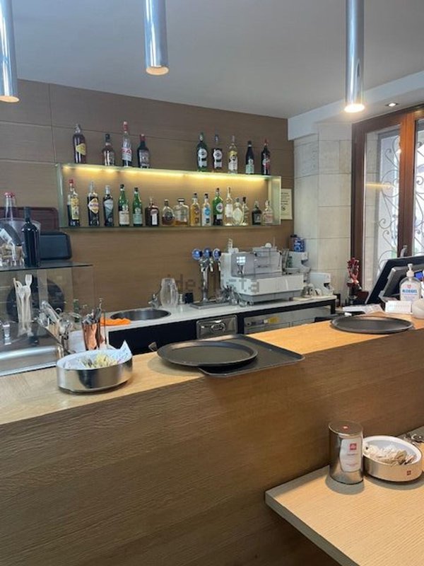 negozio in vendita a Cagliari in zona Marina