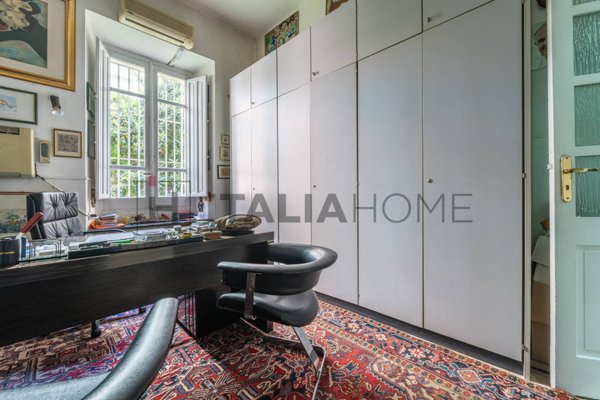 locale commerciale in vendita a Cagliari in zona Tribunale