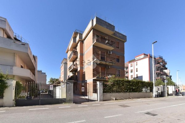 appartamento in vendita a Cagliari in zona Bonaria