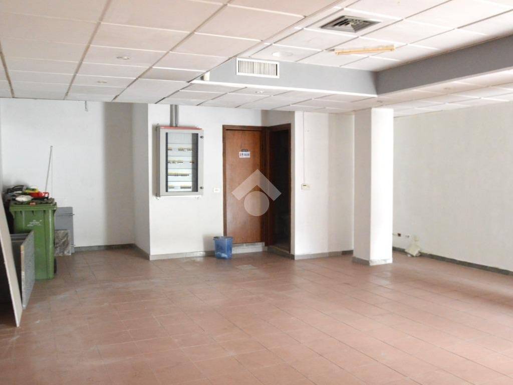 negozio in vendita a Cagliari in zona Tuvixeddu/Tuvumannu