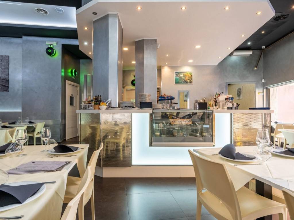 negozio in vendita a Cagliari in zona Marina