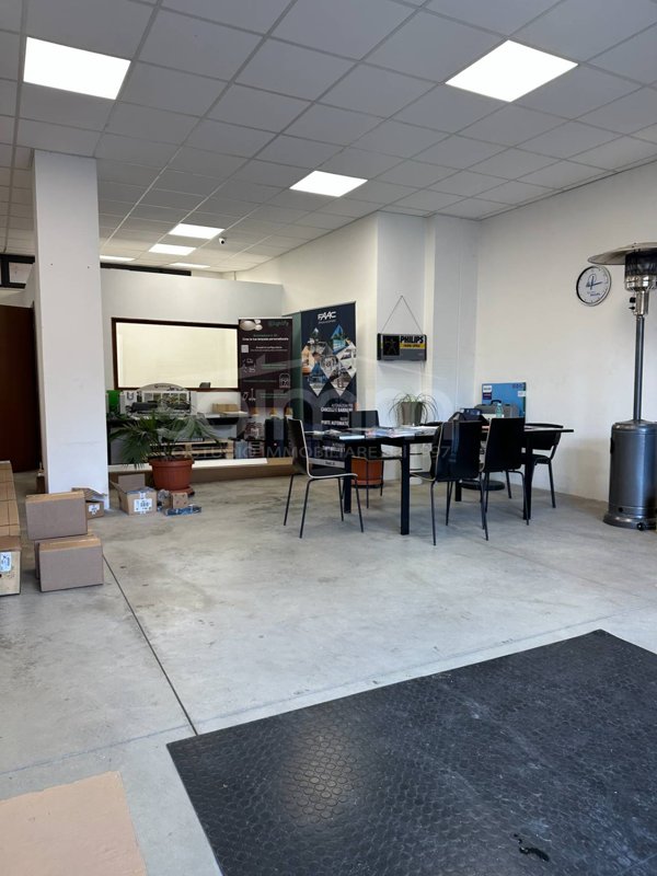 locale commerciale in vendita a Cagliari in zona Is Mirrionis/San Michele