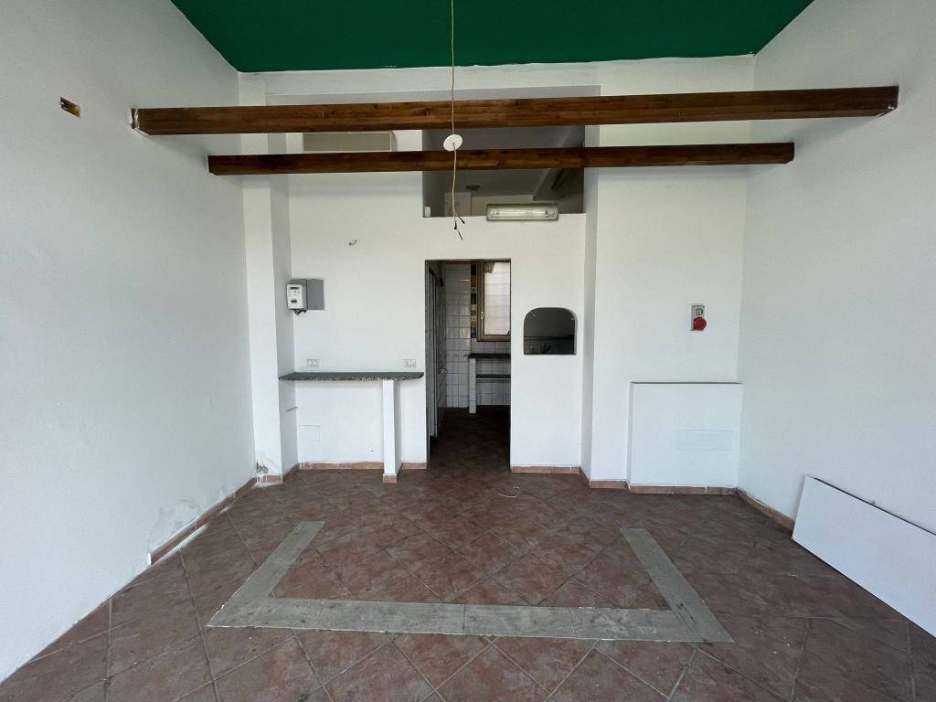 negozio in vendita a Cagliari in zona Fonsarda / zona Giudici