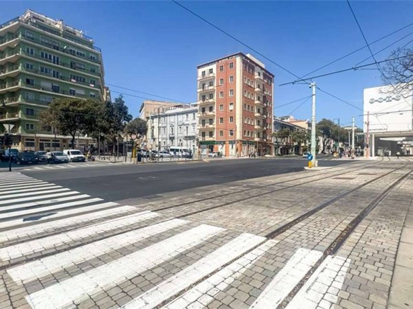 negozio in vendita a Cagliari in zona Tribunale