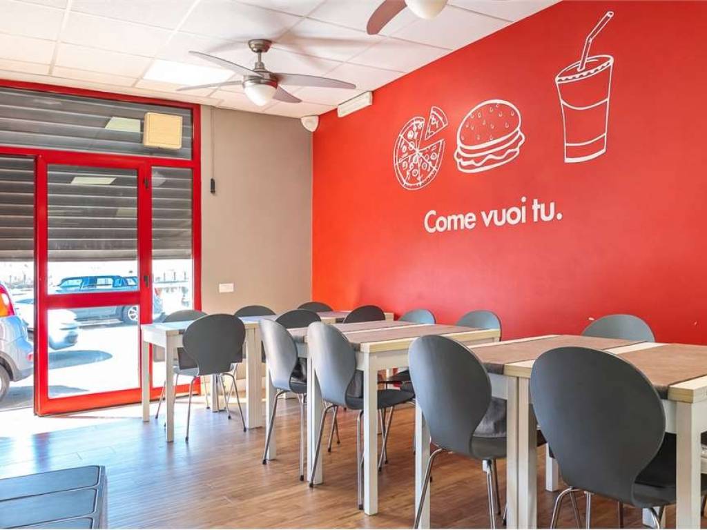 negozio in vendita a Cagliari in zona Pirri