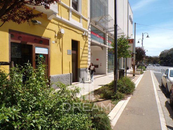 negozio in vendita a Cagliari in zona Bonaria