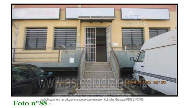 negozio in vendita a Cagliari in zona Tribunale