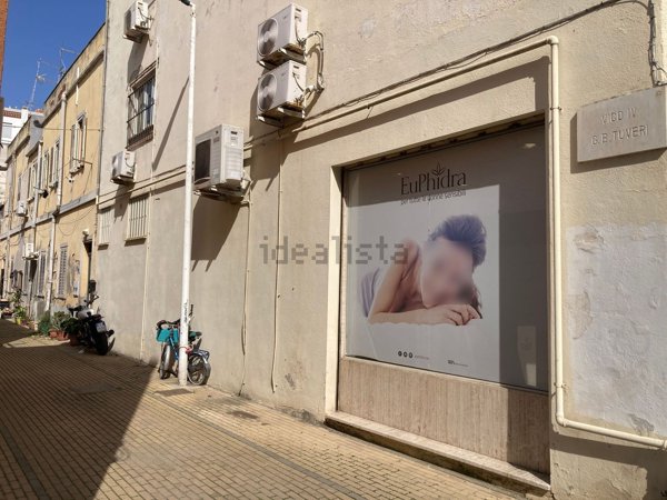 locale commerciale in vendita a Cagliari in zona Tribunale