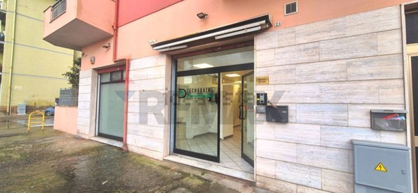 locale commerciale in vendita a Cagliari in zona Is Mirrionis/San Michele