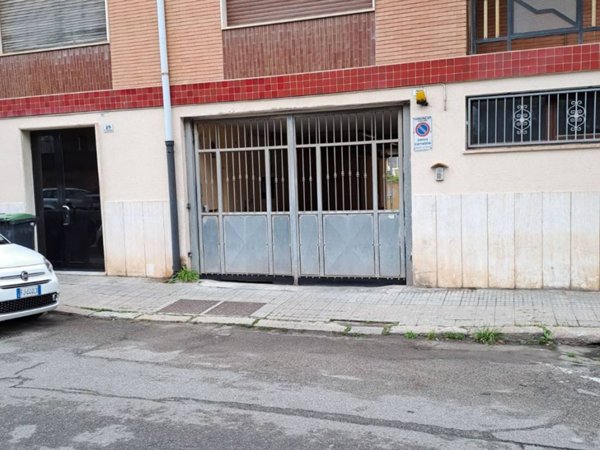negozio in vendita a Cagliari in zona La Vega