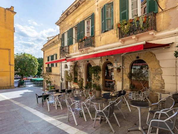 negozio in vendita a Cagliari in zona Marina