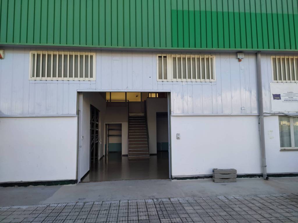 negozio in vendita a Cagliari in zona Sant'Avendrace