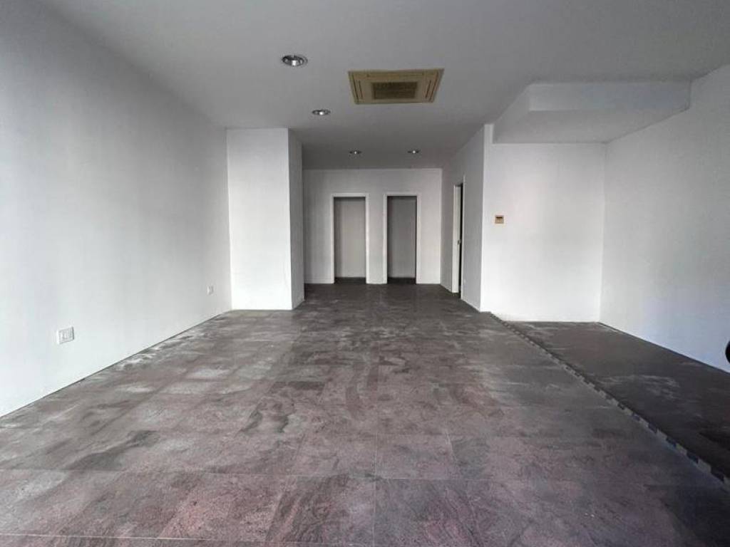 negozio in vendita a Cagliari in zona Villanova