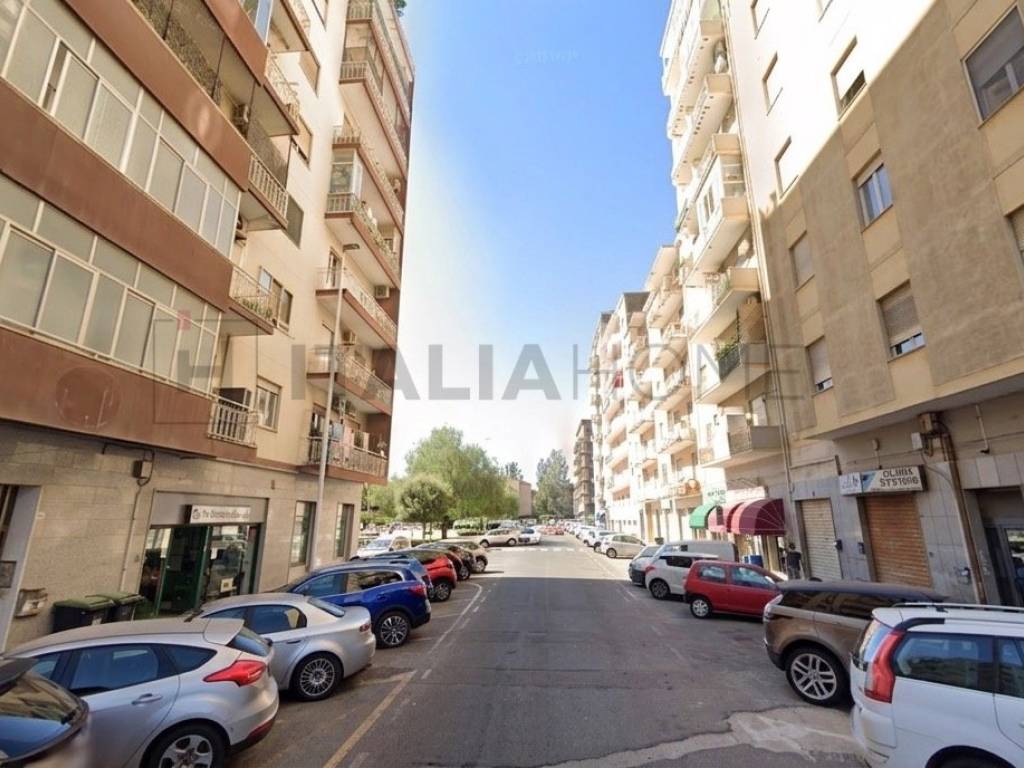 negozio in vendita a Cagliari in zona Genneruxi