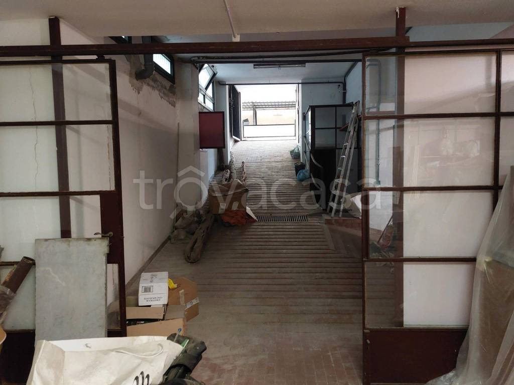 negozio in vendita a Cagliari in zona Tribunale