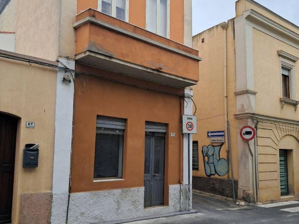 negozio in vendita a Cagliari in zona Pirri