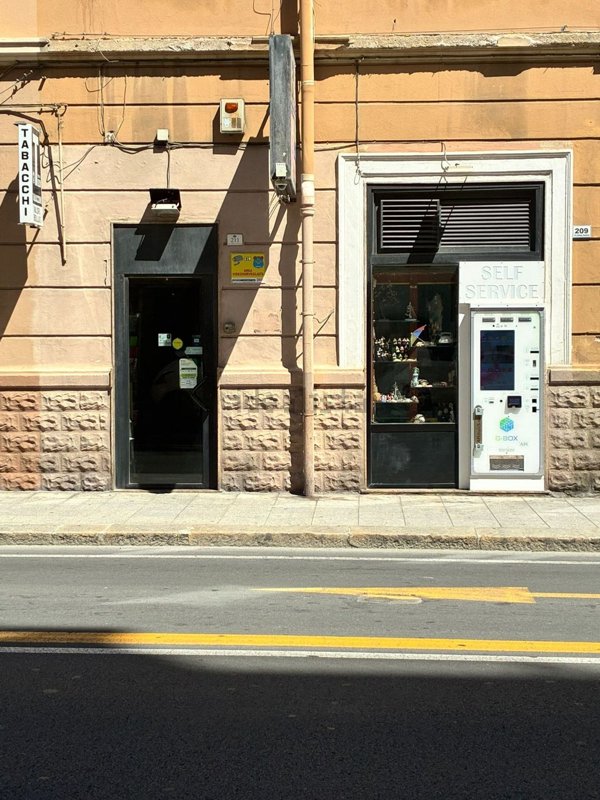 locale commerciale in vendita a Cagliari