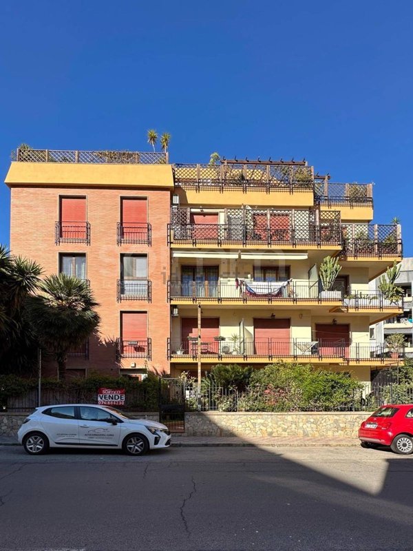 ufficio in vendita a Cagliari in zona Genneruxi