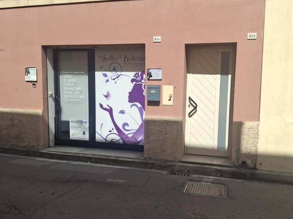negozio in vendita a Cagliari in zona Pirri
