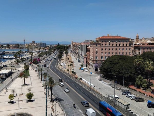 negozio in vendita a Cagliari in zona Marina
