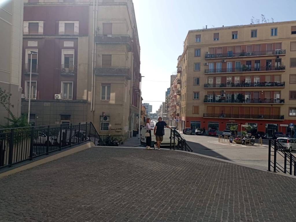 negozio in vendita a Cagliari in zona Bonaria
