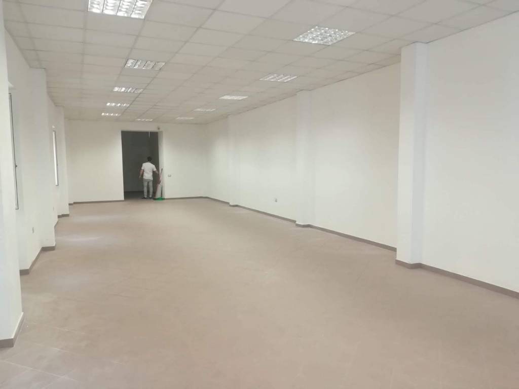 negozio in vendita a Cagliari in zona Bonaria