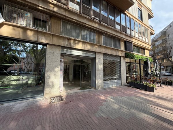 locale commerciale in vendita a Cagliari in zona Tribunale