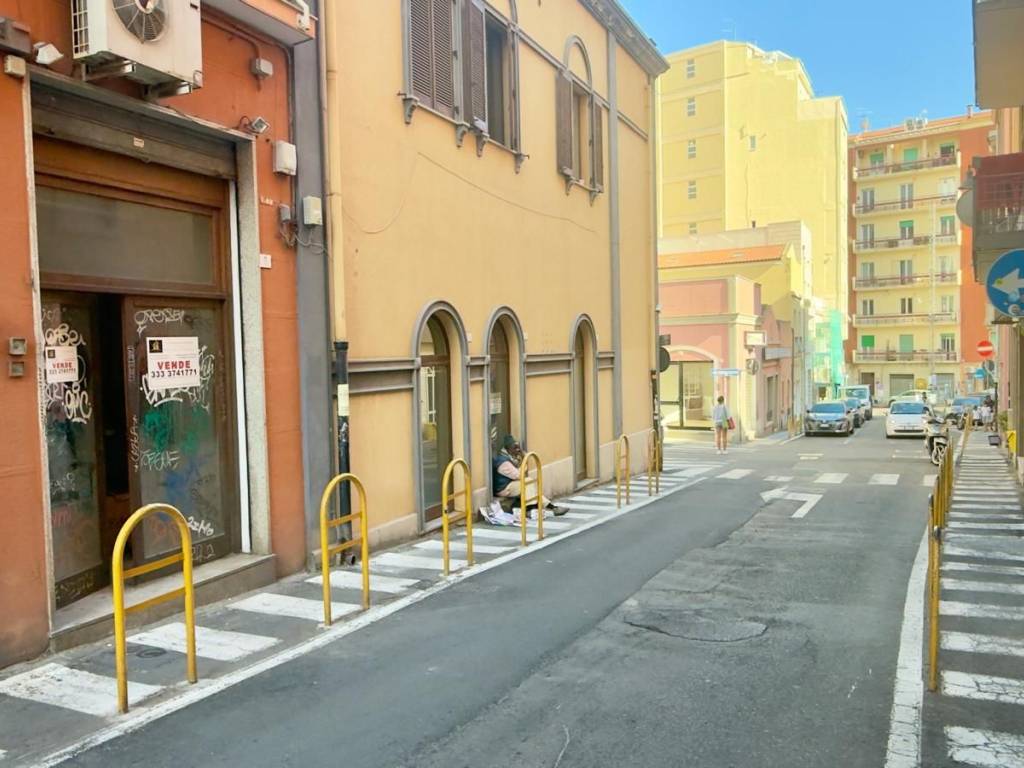 negozio in vendita a Cagliari in zona Villanova