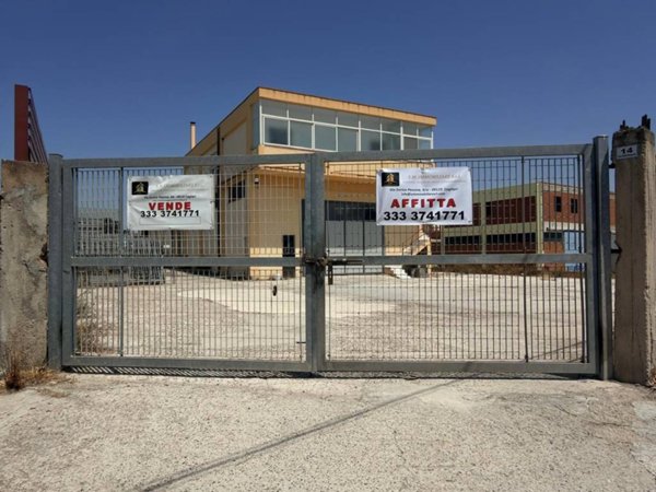 locale commerciale in vendita a Cagliari in zona Sant'Avendrace