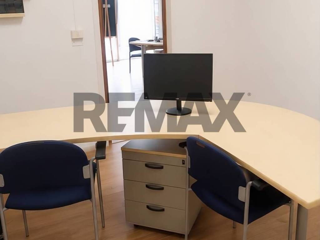 negozio in vendita a Cagliari in zona Bonaria