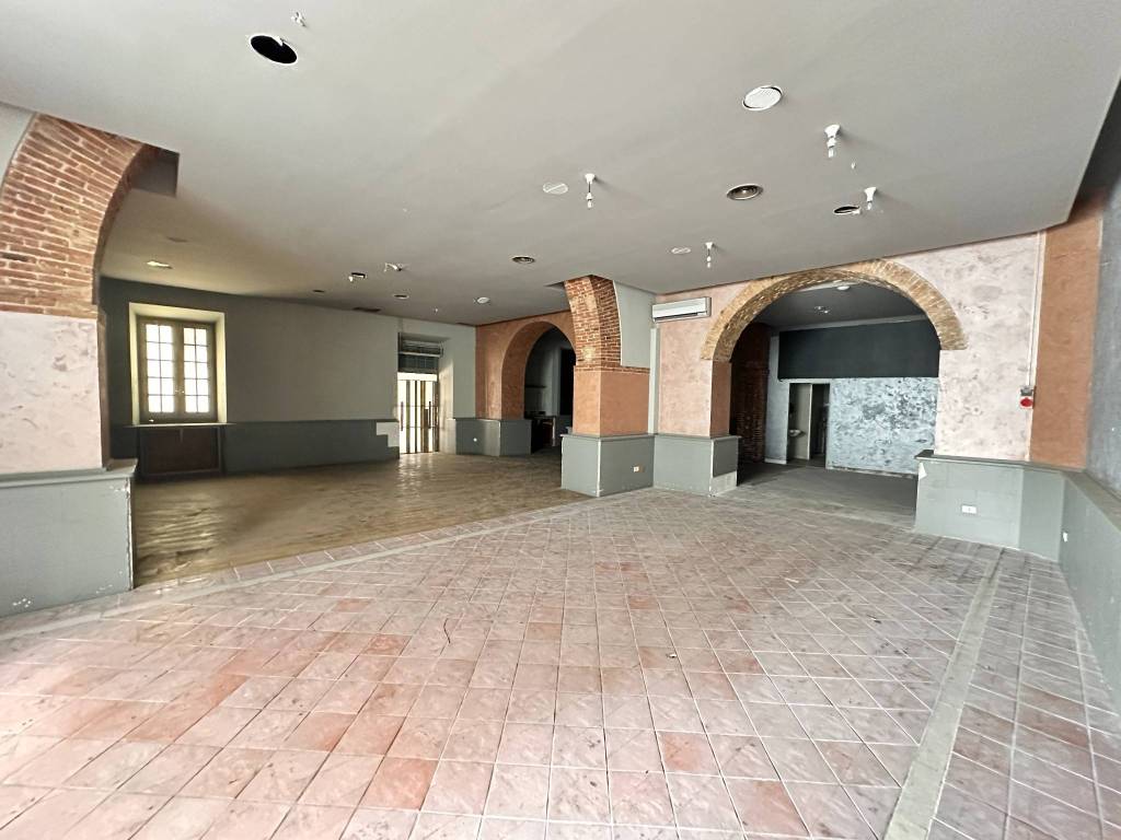 negozio in vendita a Cagliari in zona Bonaria