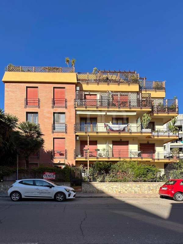 ufficio in vendita a Cagliari in zona Genneruxi