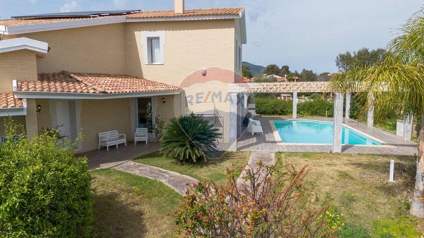 casa indipendente in vendita a Capoterra in zona Poggio dei Pini