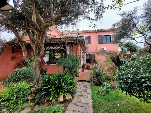 casa indipendente in vendita a Capoterra in zona Frutti D'oro