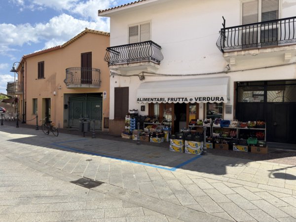 locale commerciale in vendita a Pula